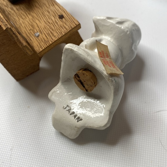 Cute Bride and Groom Salt and Pepper Shakers - Picture 4 of 8